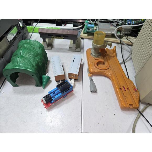 TOMY Thomas Trackmaster Blue/Gray Track & Train Risers Straight Curve w/Extra - Picture 1 of 9